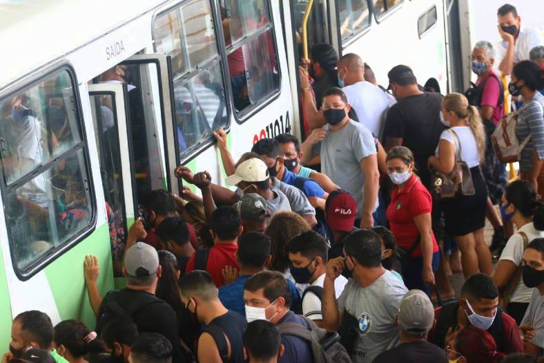 onibus-lotados-foto-clovis-miranda