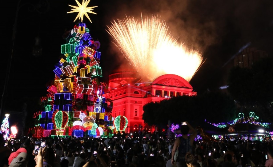 O mundo encantado do Natal' ilumina Largo de São Sebastião com árvore de 30  metros - Portal da Floresta