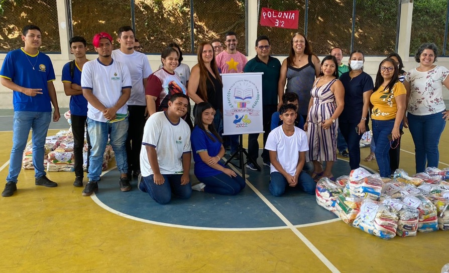 18-12-22 Alunos doam alimentos ao Lacc