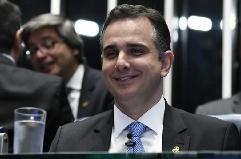 Rodrigo Pacheco derrota candidato de Bolsonaro e é reeleito presidente do Senado