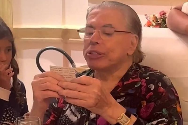 25-11-23 Sílvio Santos brincalhão
