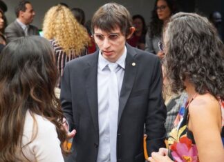 Pacote de projetos apresentados por Amom prevê garantia de direitos às mulheres