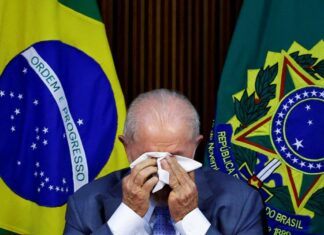 Lula chora, defende indústria nacional e prêmio Nobel a Haddad