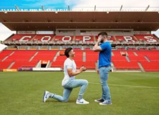 Jogador que se assumiu homossexual pede namorado em casamento no estádio