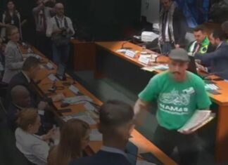 Vídeo: homem com camisa do Hamas distribui panfletos na Câmara