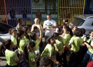 Após cobranças, Rodrigo Guedes comemora reabertura de escola municipal na zona oeste