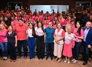 Roberto Cidade recebe feminino do Podemos, durante ato de posse da nova Executiva Municipal da sigla