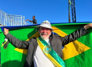 Lula encontra com sósia em Alagoas e brinca: ‘Sou mais bonito que você’