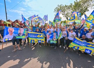Bandeiraços de Roberto Cidade movimentam principais avenidas de Manaus