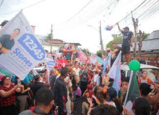 Marcelo Ramos arrasta multidão em caminhada pelas ruas do Crespo
