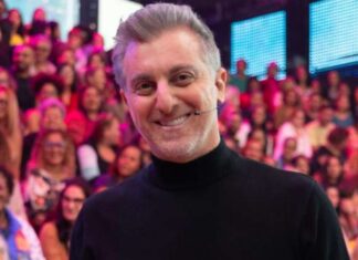 Luciano Huck dá lance de R$ 220 mil por camiseta autografada por Pelé, Ronaldo e Neymar