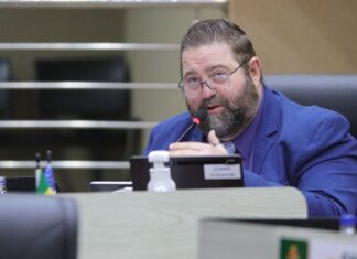 William Alemão critica reajuste salarial para cargos do Executivo Municipal