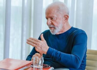 Após receber alta, Lula revela como caiu em banheiro e bateu a cabeça