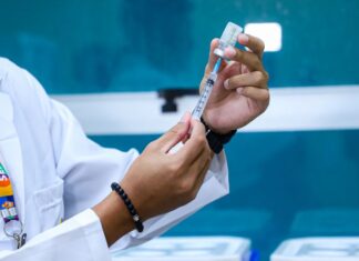 Sábado de vacinação contra Covid-19, influenza e dengue em nove unidades da Prefeitura