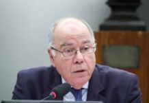 Oposição pede investigação contra Mauro Vieira à PGR após falta em comissão