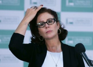 Com mandato cassado, Carla Zambelli diz que continuará atuando e já articula liderança