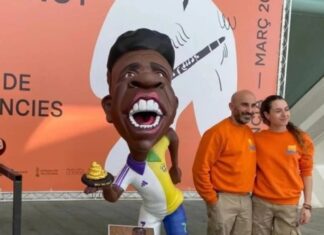 Estátua de Vini Jr causa polêmica na Espanha e artista recebe ameaças de morte