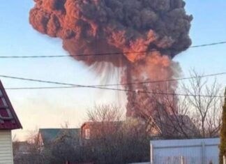 Ucrânia ataca base de bombardeiros russos, e explosão forma nuvem de fumaça gigante