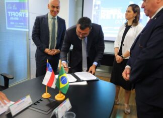 Wilson Lima assina contrato para construção de moradias populares em antigo prédio da Receita Federal