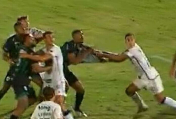 time-do-maringa-reclama-de-puxao-dentro-da-grande-area-contra-o-atletico-mineiro-1745975543204_v2_615x300-1hv8rj48ra8h0(1)