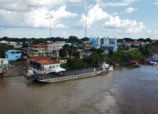 Eduardo Braga comemora instalação de porto provisório em Borba após acidente com balsa particular