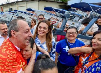 Omar reúne dezenas de prefeitos do interior em entrega de kits náuticos para a assistência social