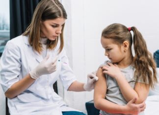 Baixa cobertura vacinal contra meningite no Brasil acende sinal de alerta, afirmam especialistas