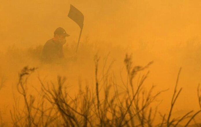 homem-tenta-conter-incendio-na-espanha-1756054588327_v2_900x506(1)