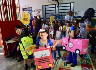 Alunos da rede municipal aprendem regras de trânsito com agente do IMMU