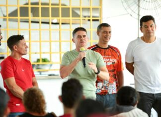 David Almeida visita comunidade e anuncia entrega das moradias para as famílias atingidas por deslizamento de terra