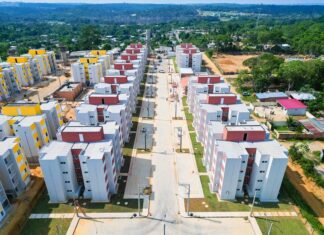 David Almeida acompanha reta final de obras do residencial Carlos Braga destinado a 576 famílias em Manaus