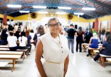 Educadora da rede estadual recebe título de professora do ano da Associação Brasileira de Ensino de Biologia