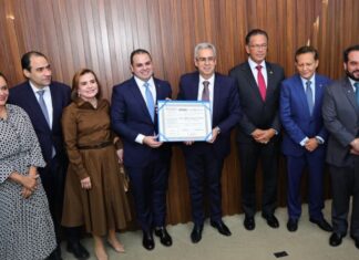 Presidente do TCE-AM participa de homenagem ao ministro do STJ Luiz Gurgel de Faria na Aleam