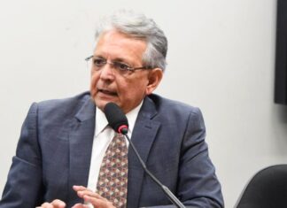 Pauderney denuncia na tribuna da Câmara empresa que cobra taxas ilegais no AM