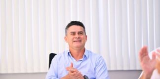 David Almeida garante progressão para quase 10 mil servidores da Educação