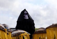 ‘Funeral dos combustíveis fósseis’ toma conta das ruas de Belém durante COP30