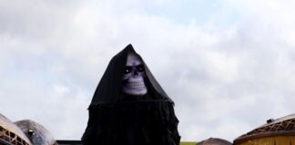 ‘Funeral dos combustíveis fósseis’ toma conta das ruas de Belém durante COP30