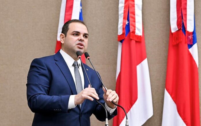 Leis-de-autoria-de-Roberto-Cidade-reforcam-compromisso-com-a-alfabetizacao-no-Amazonas-Foto-Rodrigo-Brelaz