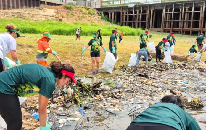 Prefeitura realiza ações simultâneas de limpeza da orla de Manaus em parceria com projetos ambientais 3