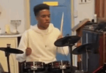 Estêvão aparece tocando bateria em culto em Londres