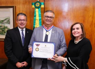 Presidente e Corregedor do TCE-AM entregam Colar do Mérito de Contas ao ministro do STF, Flávio Dino