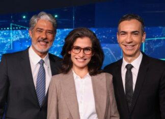 William Bonner se despede do JN com salvas de palmas e Cesar Tralli emocionado