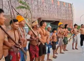Povo Munduruku bloqueia entrada na COP30 e exige reunião com Lula: ‘Ninguém entra, ninguém sai’