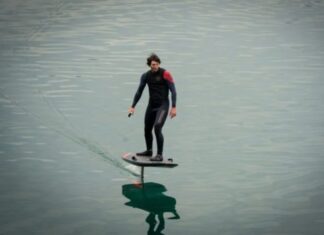 Prancha elétrica ‘voadora’ da Audi pode ser encomendada no Brasil com preço de carro de luxo