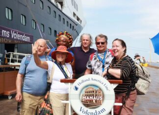 Temporada de cruzeiros: MS Volendam atraca no Porto de Manaus com mais de 2 mil turistas