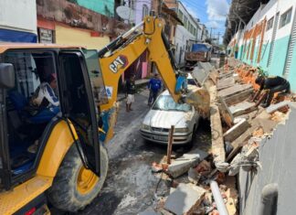 Equipes da Prefeitura de Manaus realizam medida emergencial no entorno da feira Porto do Ceasa após fortes chuvas