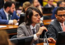 Amom vota contra aumento de impostos e critica ajuste fiscal que pesa no bolso da população