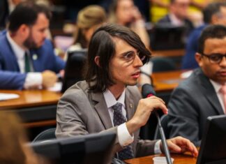 Amom vota contra aumento de impostos e critica ajuste fiscal que pesa no bolso da população