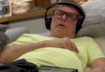 Carlos Bolsonaro publica vídeo do pai soluçando e pede ajuda