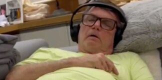 Carlos Bolsonaro publica vídeo do pai soluçando e pede ajuda